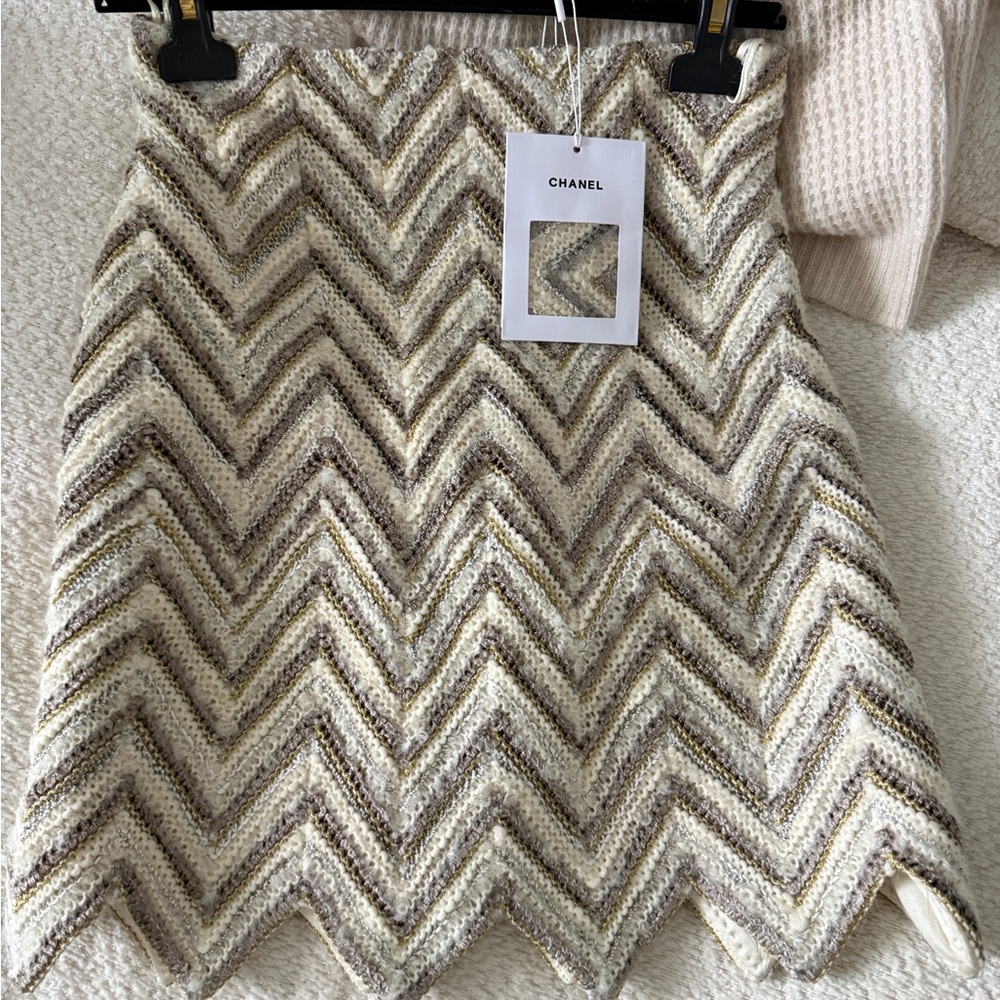 ❌Sold CHANEL Cream and Gray 18A Zigzag Mini Skirt
